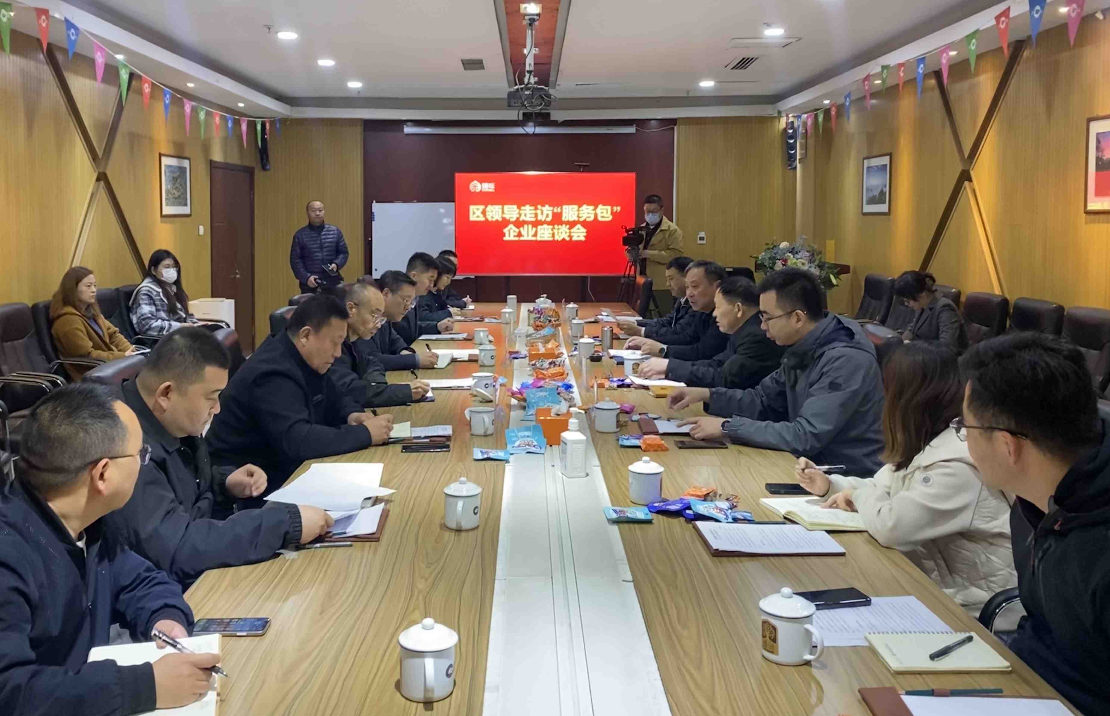 区人大常委会常务副主任陈广利召开“服务包”企业座谈会