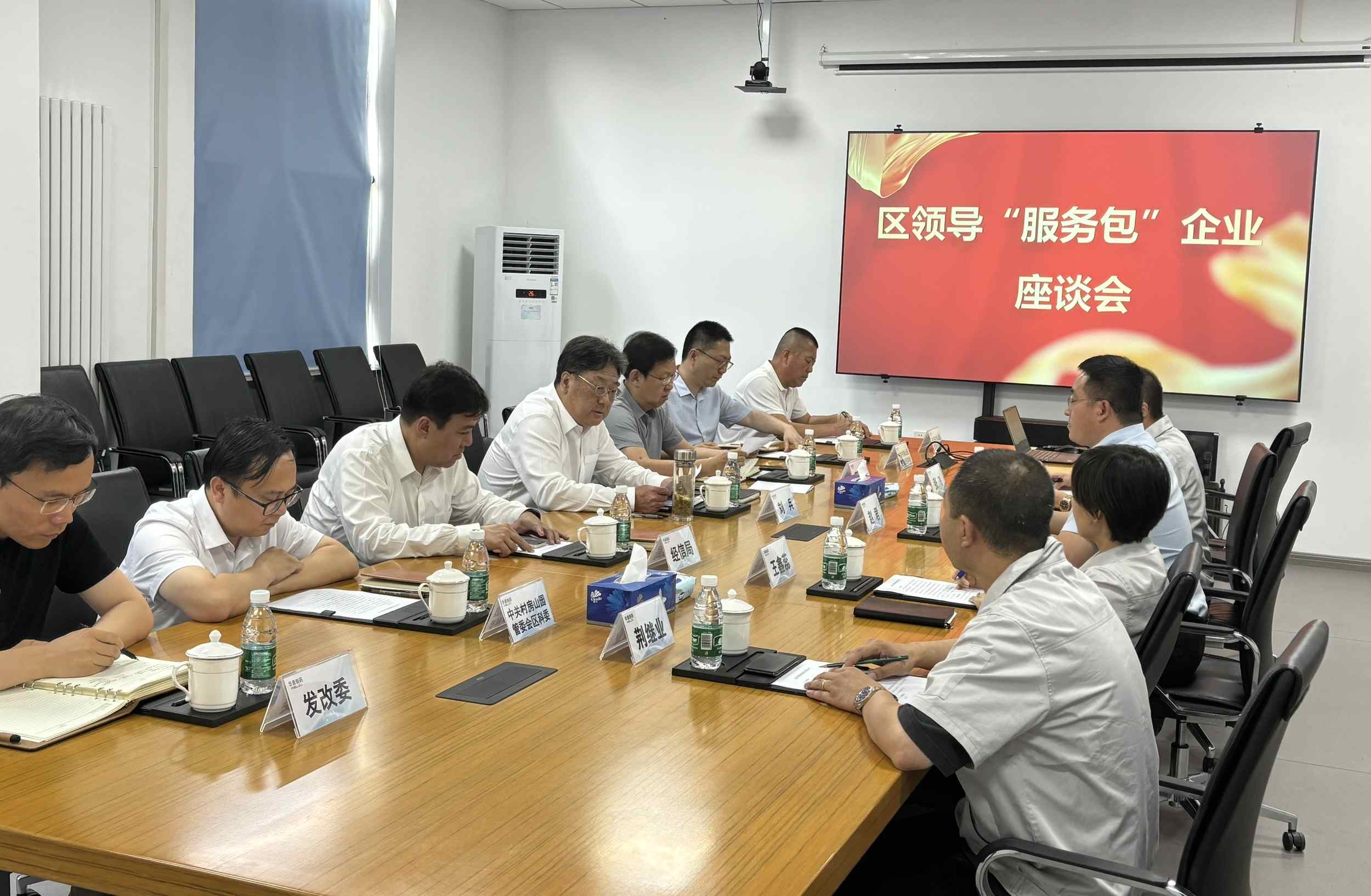 区人大常委会主任刘兵走访调研“服务包”企业